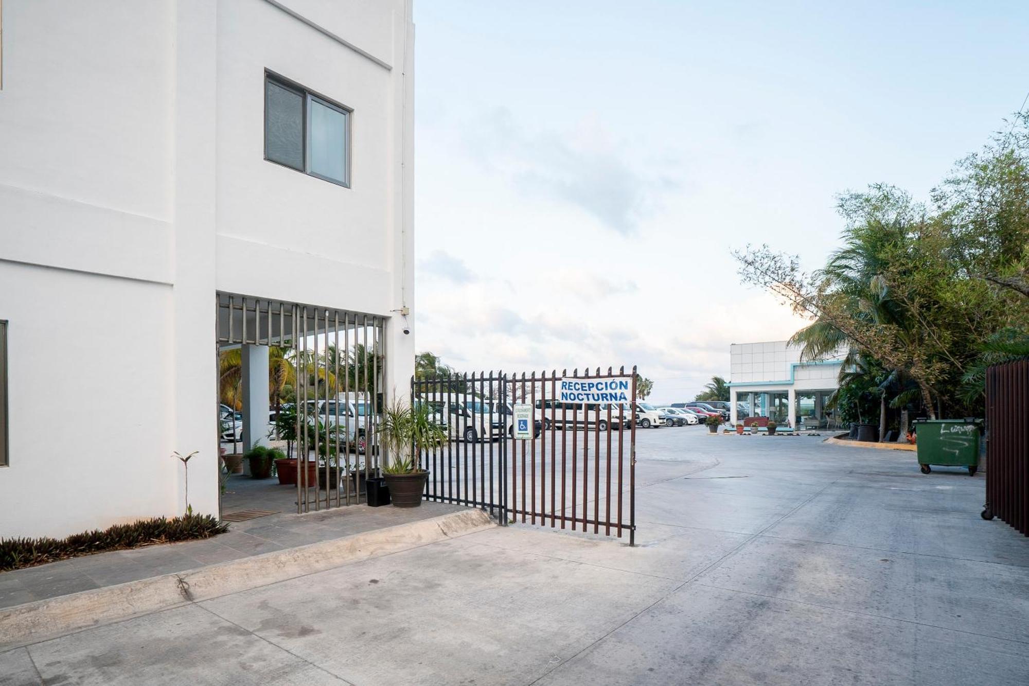 Capital O Cancun International Airport 24 7 Exterior foto